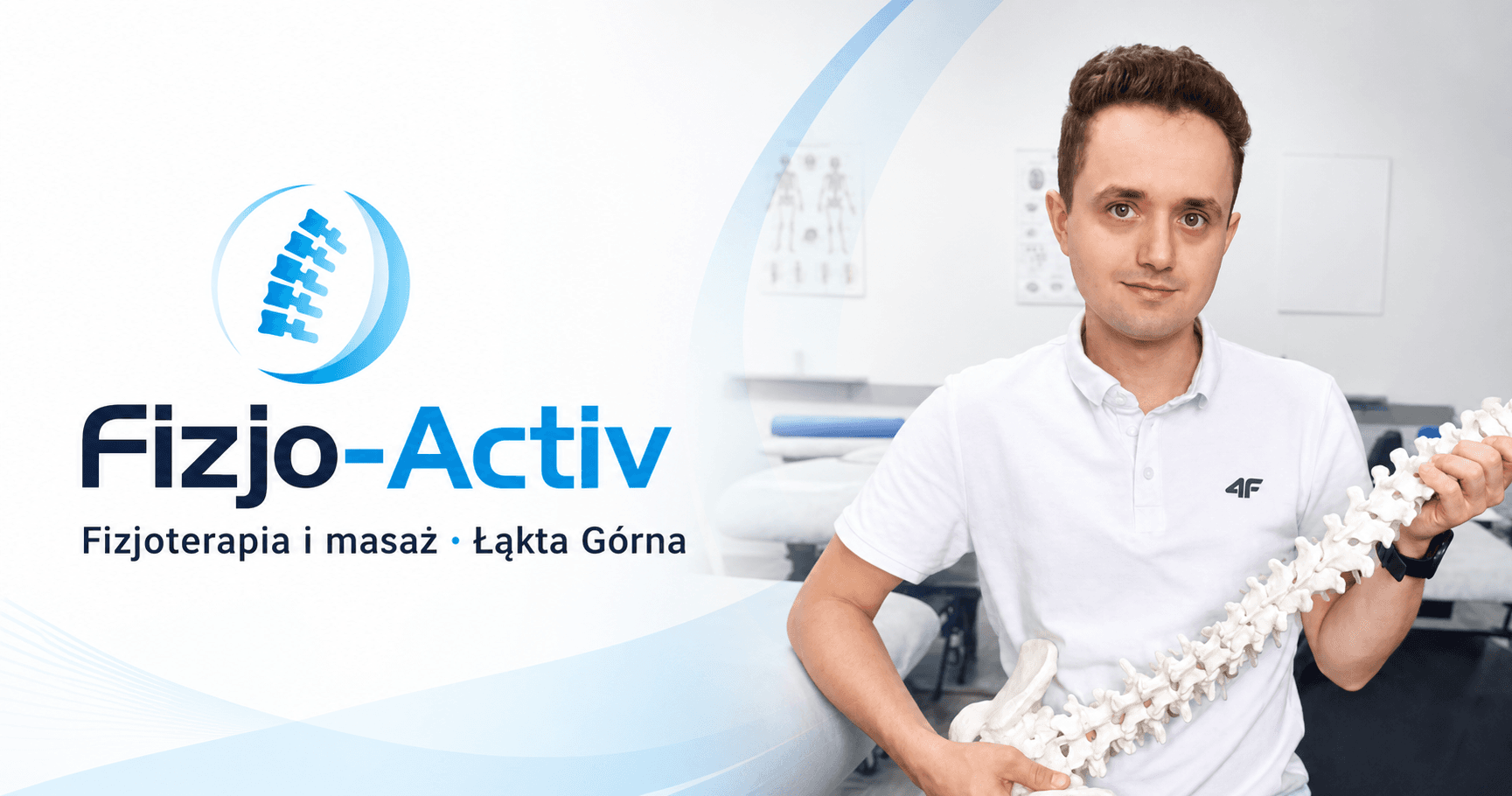 Krzysztof Janik w gabinecie Fizjo-Activ z modelem kręgosłupa
